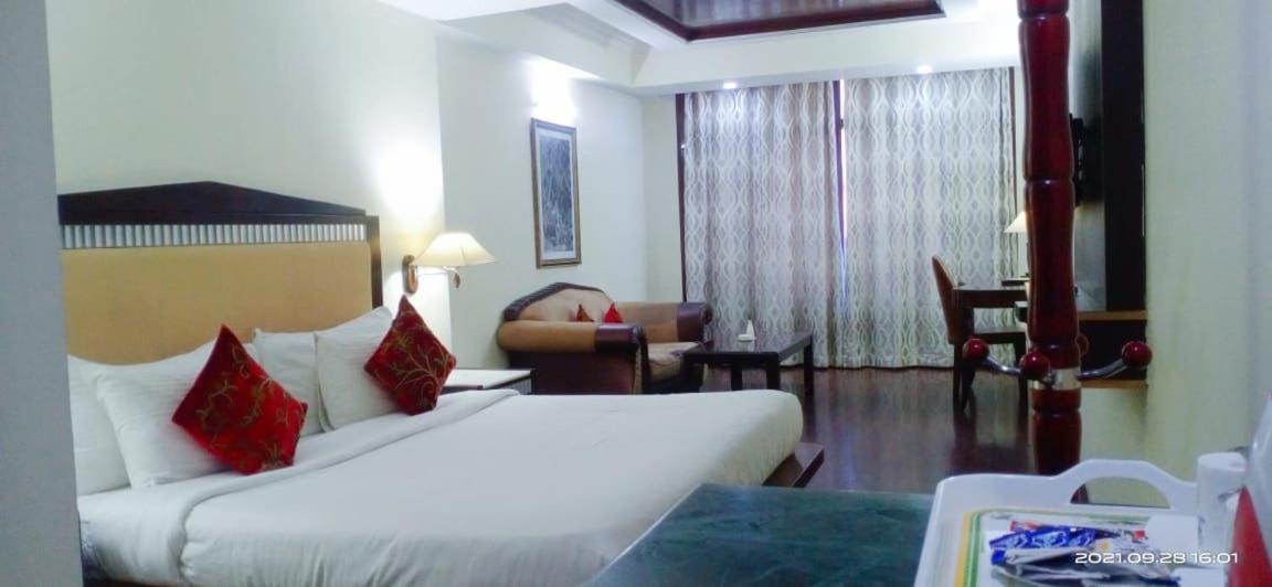 Hotel The Residency Srinagar Zewnętrze zdjęcie