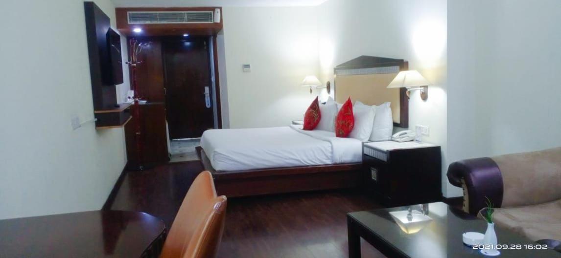 Hotel The Residency Srinagar Zewnętrze zdjęcie