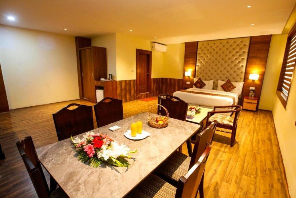 Hotel The Residency Srinagar Zewnętrze zdjęcie