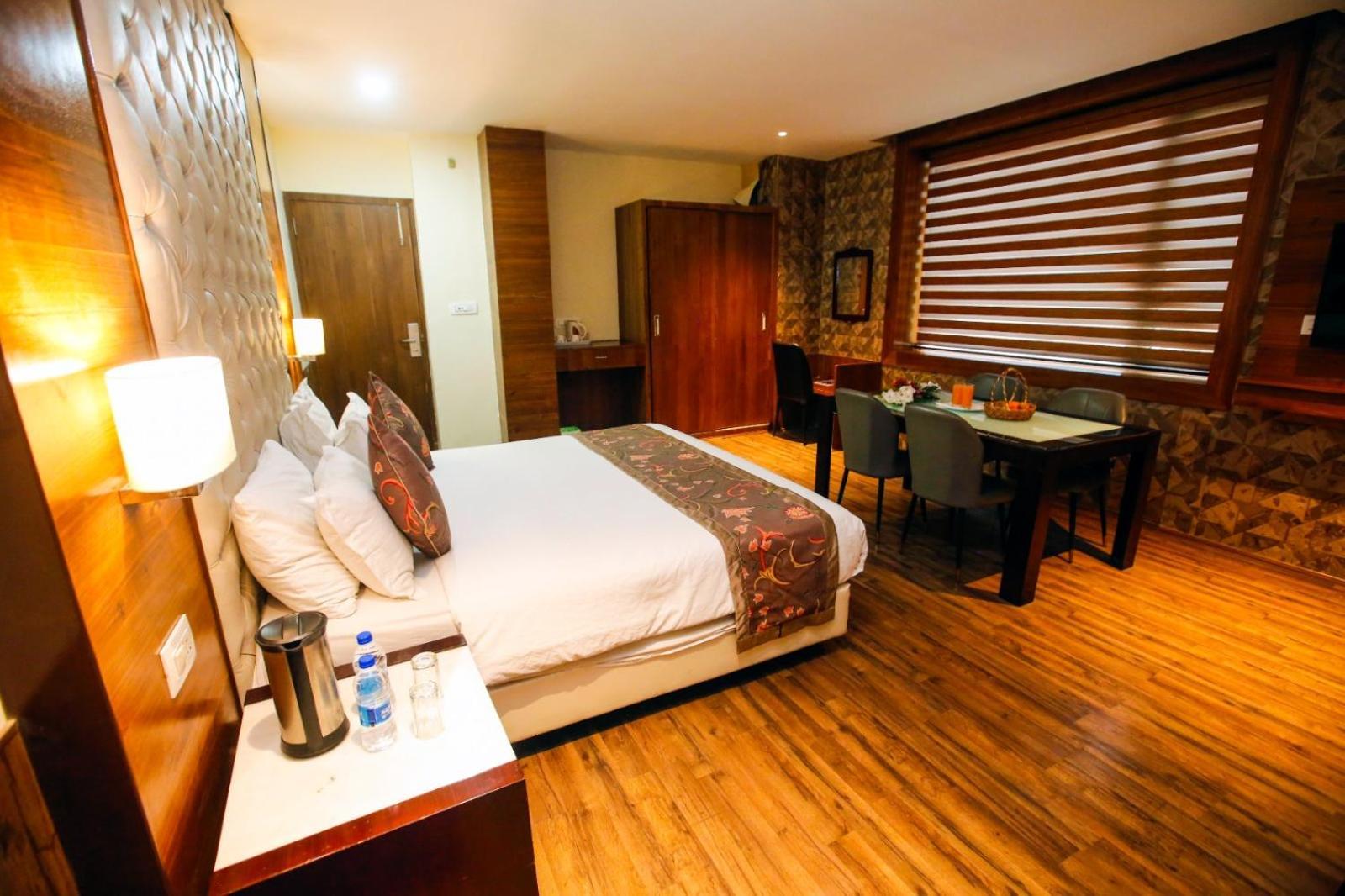 Hotel The Residency Srinagar Zewnętrze zdjęcie