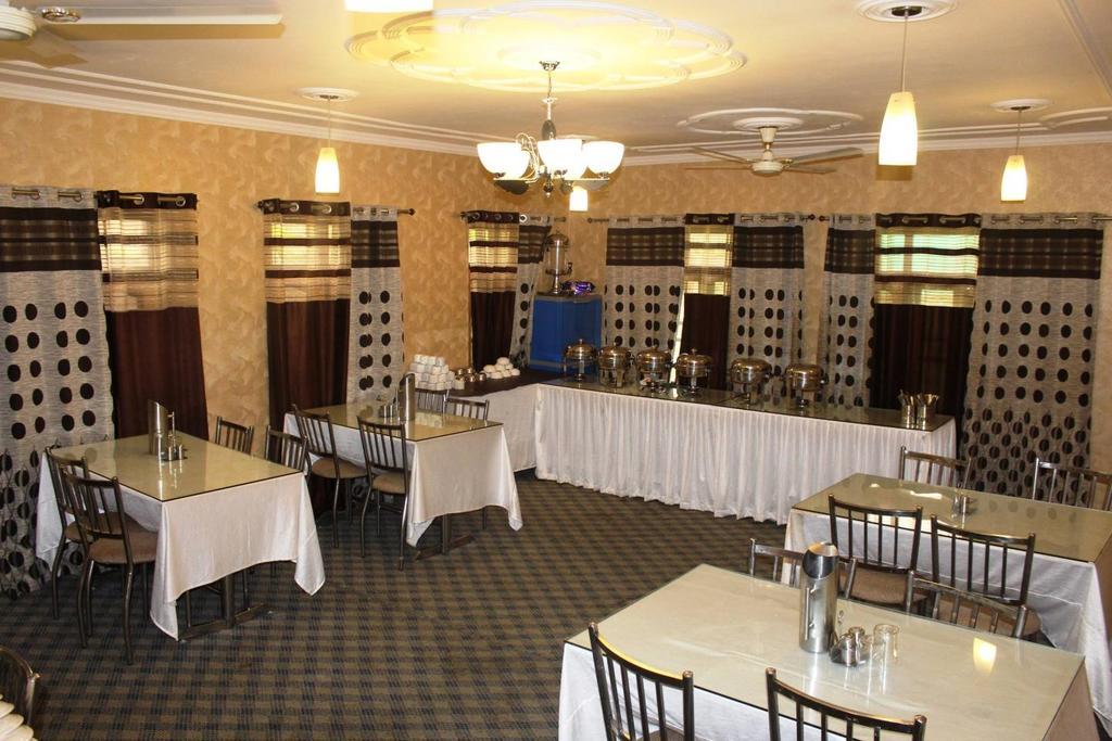Hotel The Residency Srinagar Zewnętrze zdjęcie