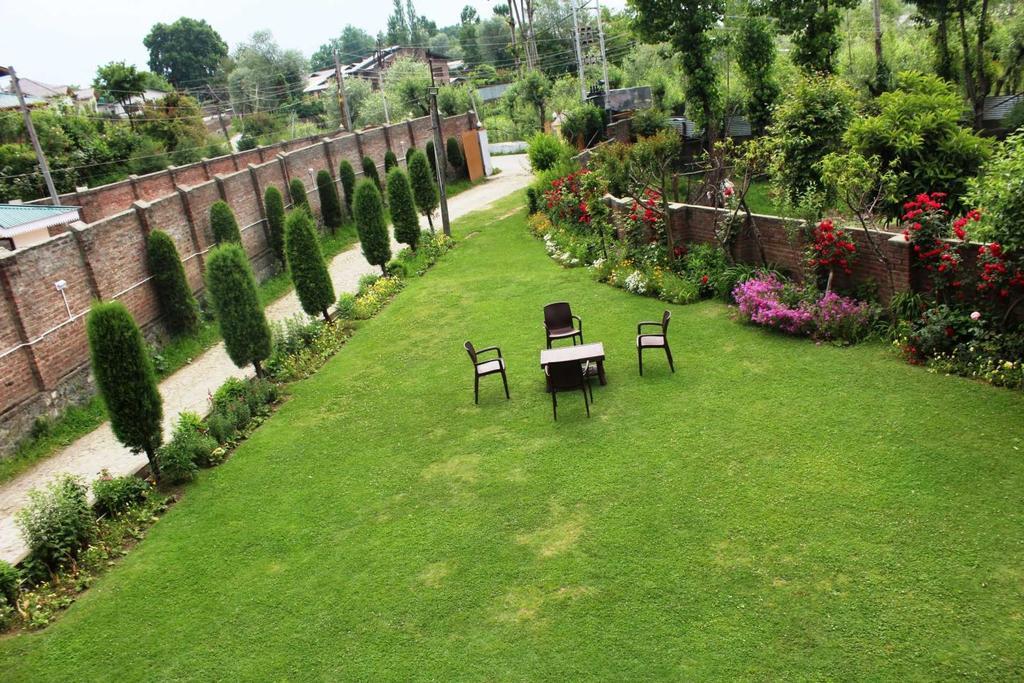 Hotel The Residency Srinagar Zewnętrze zdjęcie