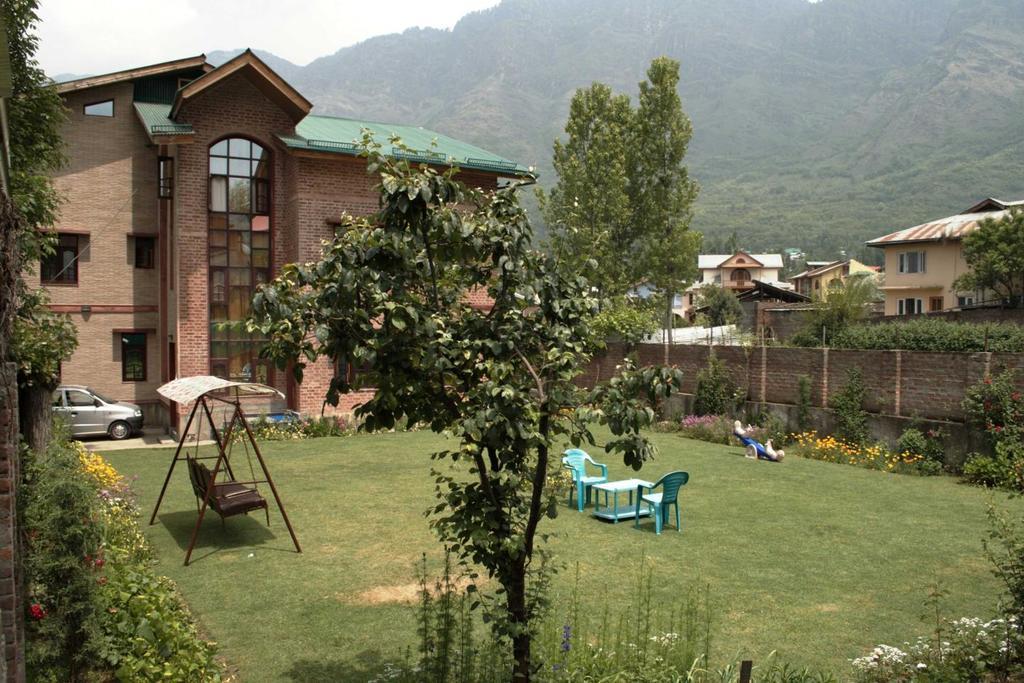 Hotel The Residency Srinagar Zewnętrze zdjęcie