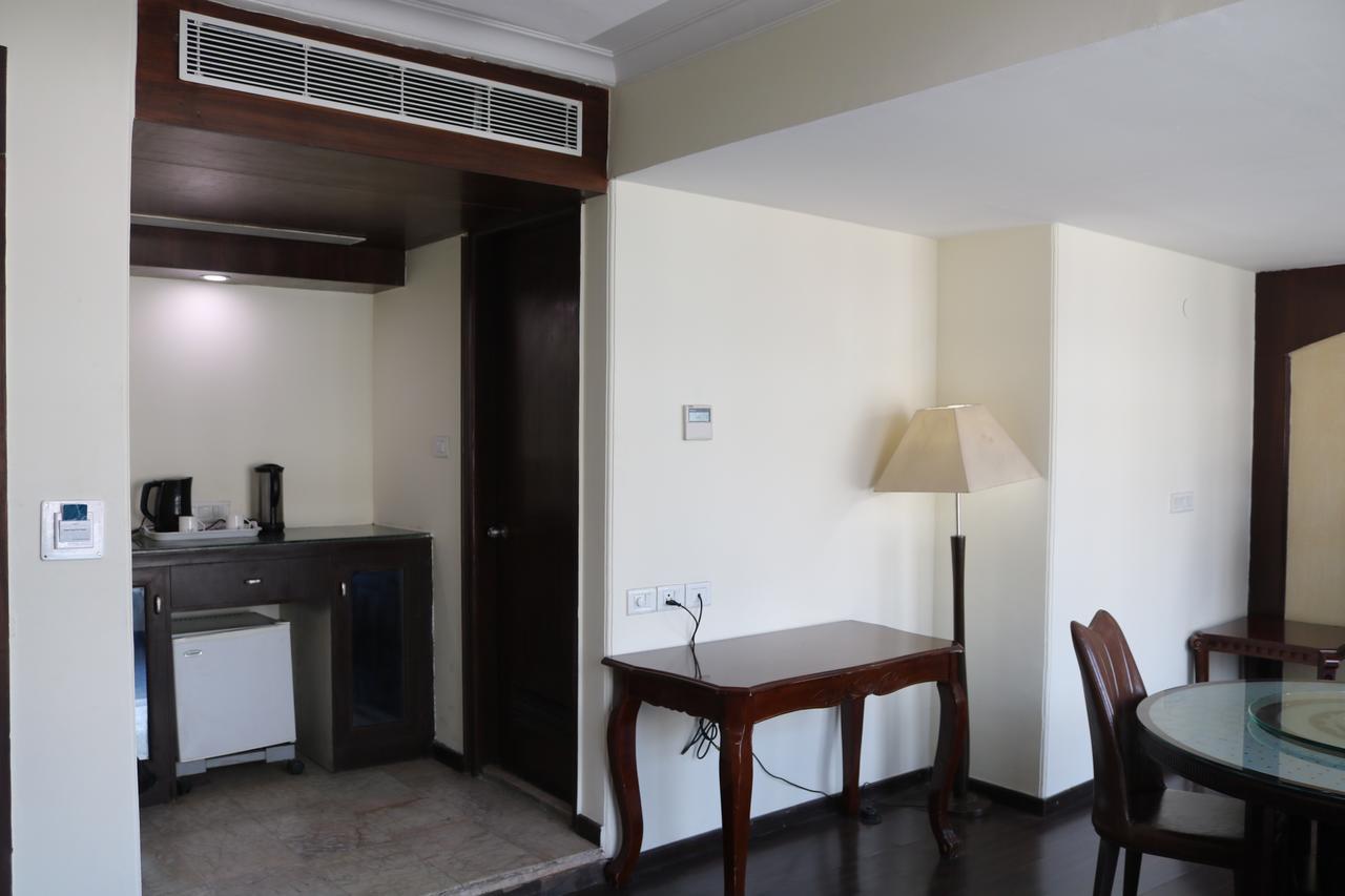Hotel The Residency Srinagar Zewnętrze zdjęcie