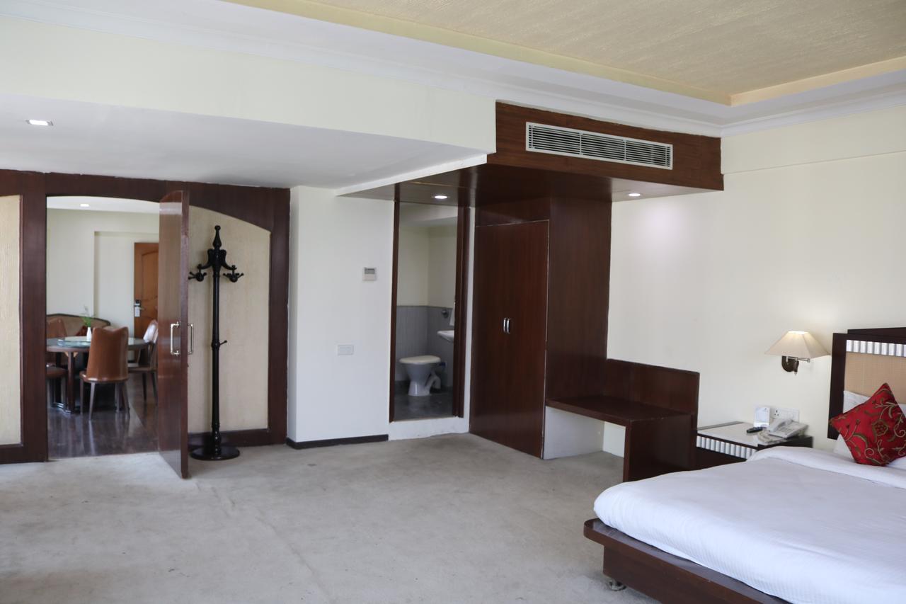 Hotel The Residency Srinagar Zewnętrze zdjęcie