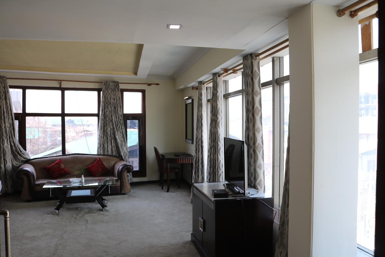 Hotel The Residency Srinagar Zewnętrze zdjęcie