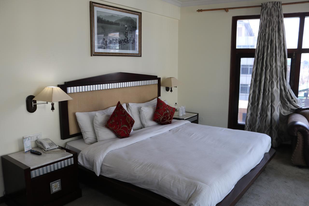 Hotel The Residency Srinagar Zewnętrze zdjęcie