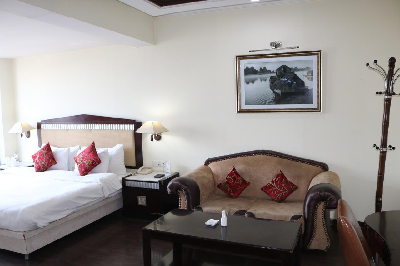 Hotel The Residency Srinagar Zewnętrze zdjęcie