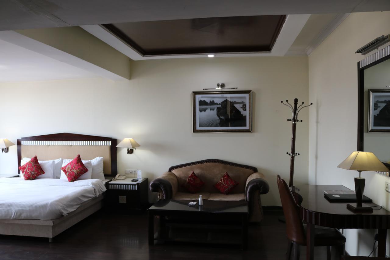 Hotel The Residency Srinagar Zewnętrze zdjęcie