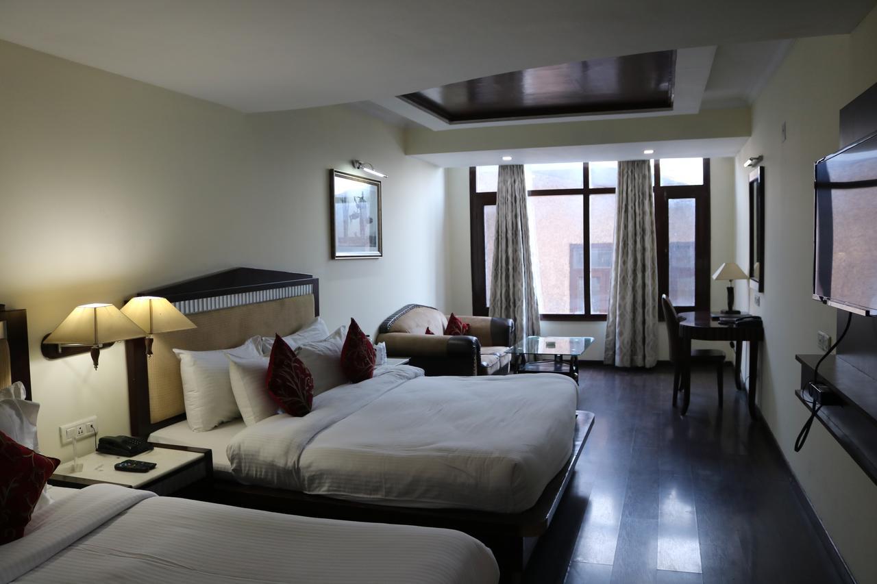 Hotel The Residency Srinagar Zewnętrze zdjęcie