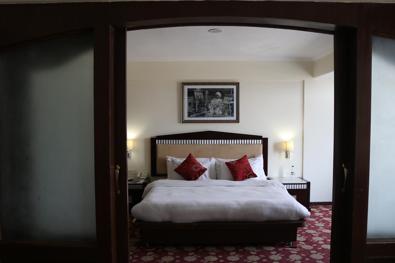 Hotel The Residency Srinagar Zewnętrze zdjęcie
