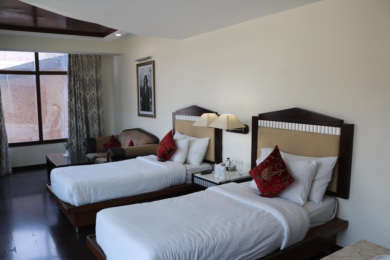 Hotel The Residency Srinagar Zewnętrze zdjęcie