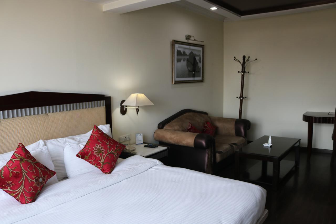 Hotel The Residency Srinagar Zewnętrze zdjęcie