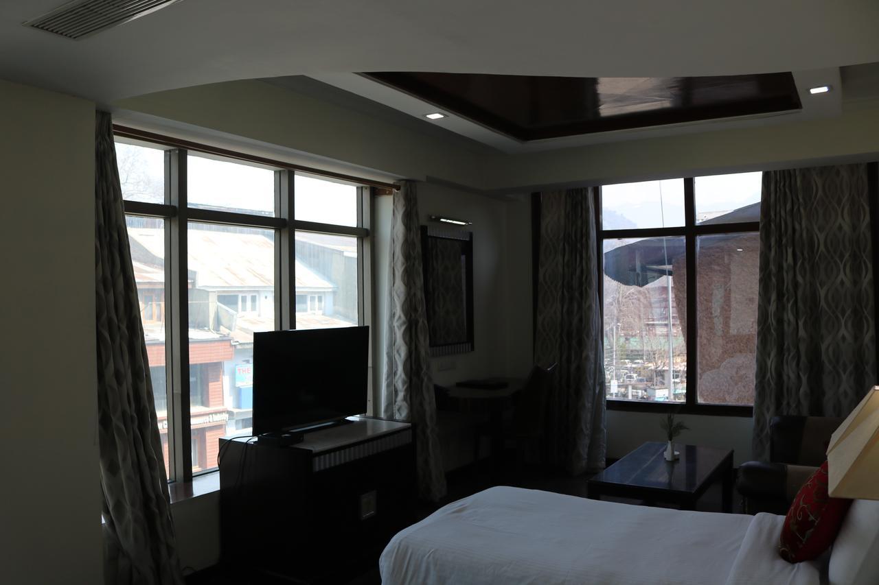 Hotel The Residency Srinagar Zewnętrze zdjęcie