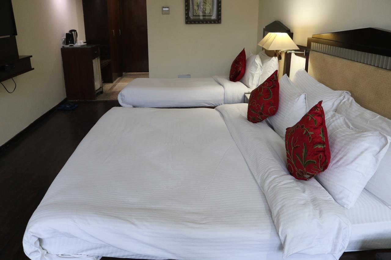 Hotel The Residency Srinagar Zewnętrze zdjęcie