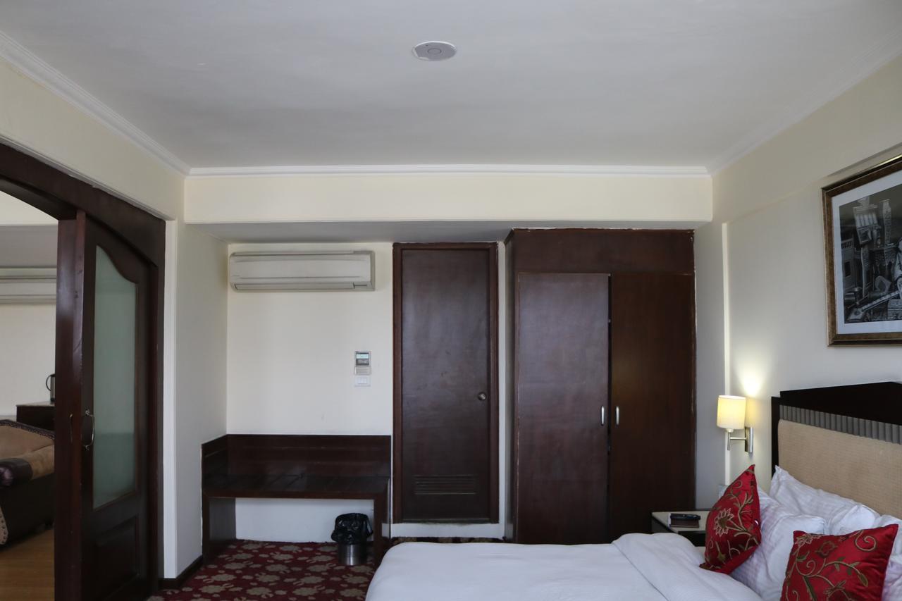 Hotel The Residency Srinagar Zewnętrze zdjęcie
