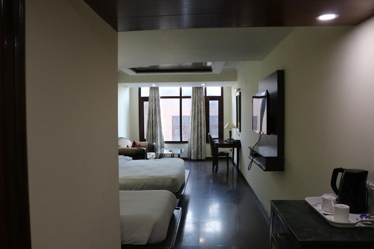 Hotel The Residency Srinagar Zewnętrze zdjęcie