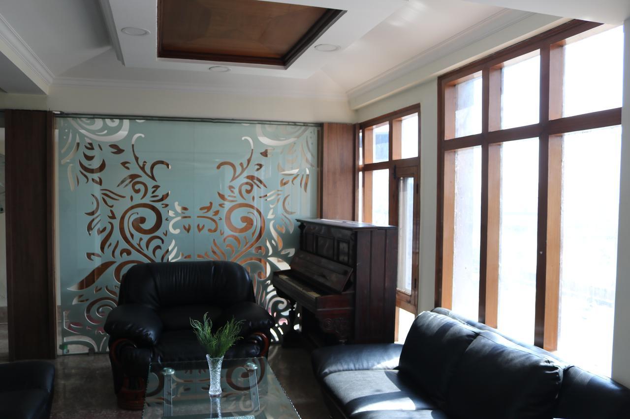 Hotel The Residency Srinagar Zewnętrze zdjęcie